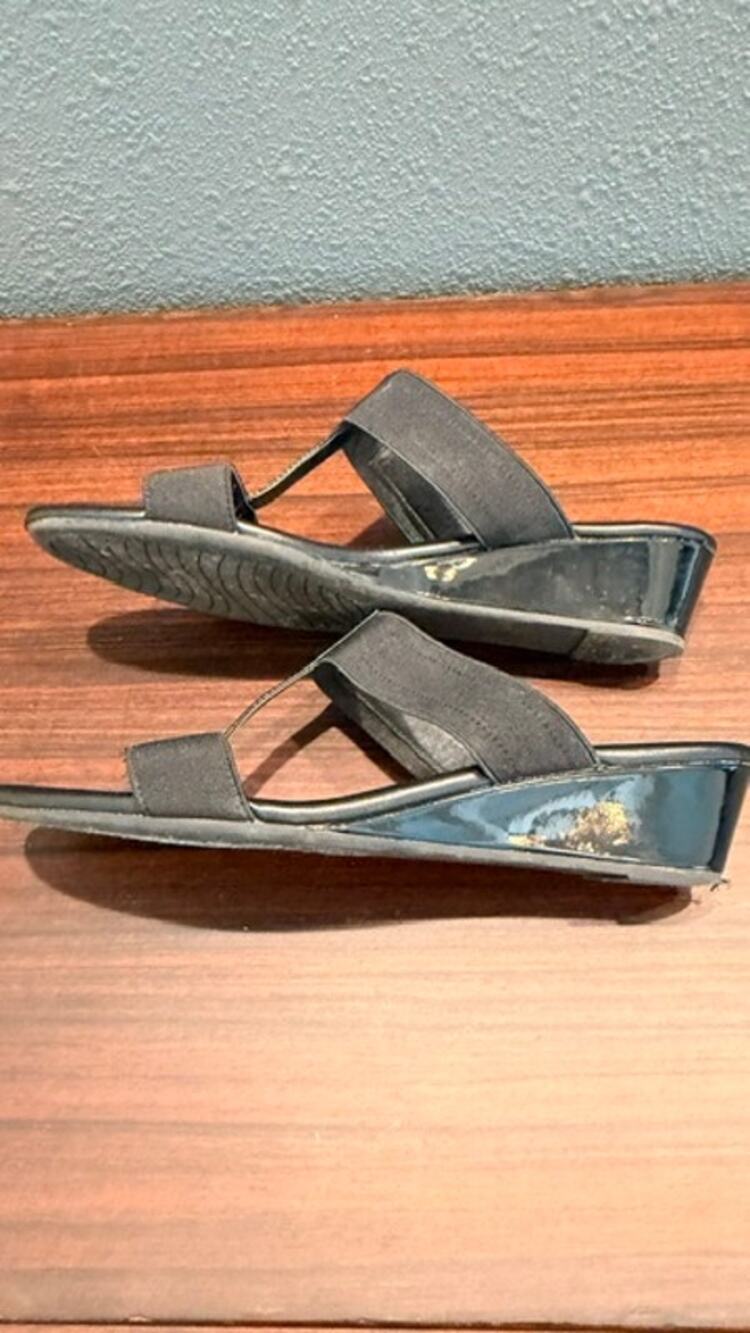 Womens Size 8.5 Black Slides 1.5" Heel